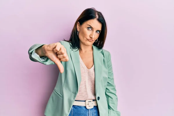 Middelbare Leeftijd Brunette Vrouw Dragen Casual Kleding Kijken Ongelukkig Boos — Stockfoto