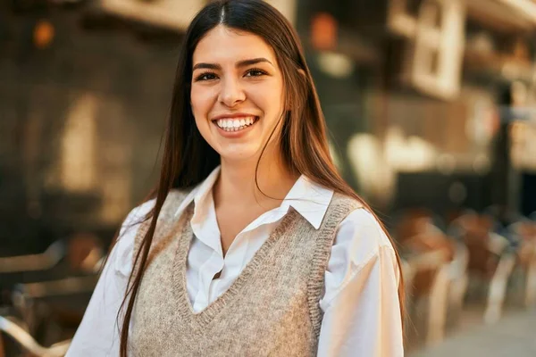 Junge Hispanische Frau Lächelt Glücklich Der Stadt — Stockfoto