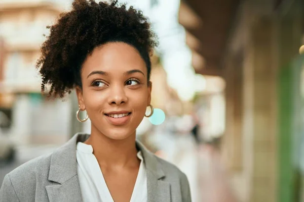 Joven Mujer Negocios Afroamericana Sonriendo Feliz Pie Ciudad — Foto de Stock