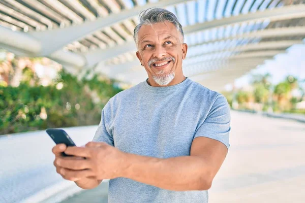 Medioevo Ispanico Uomo Dai Capelli Grigi Sorridente Felice Con Smartphone — Foto Stock