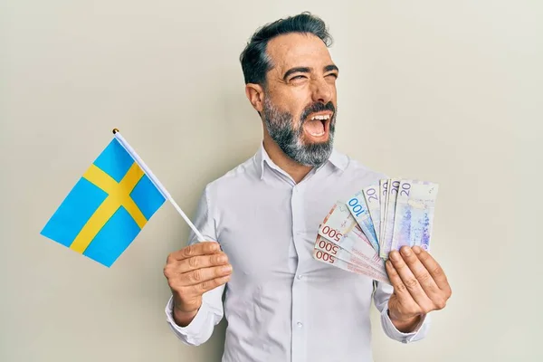 Hombre Mediana Edad Con Barba Pelo Gris Sosteniendo Bandera Sueca —  Fotos de Stock