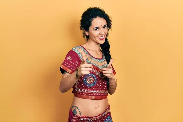 Fiatal Visel Bindi Bollywood Ruházat Ujjal Mutogató Kamera Boldog Vicces — Stock Fotó