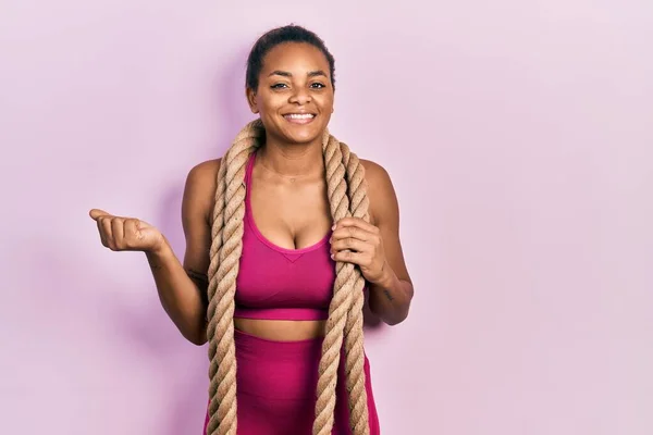 Jovem Africana Americana Menina Treinamento Com Corda Batalha Gritando Orgulhoso — Fotografia de Stock