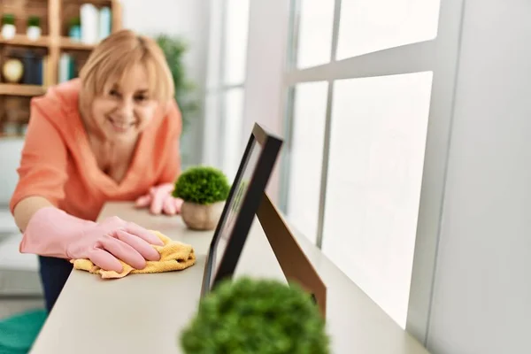 Middle Age Woman Smiling Happy Cleaning Home — Stock Photo, Image