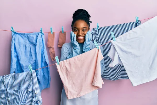 Mujer Afroamericana Con Cabello Trenzado Lavando Ropa Tendedero Riendo Riéndose — Foto de Stock