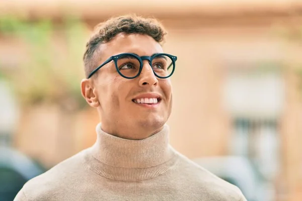 Joven Hombre Hispano Sonriendo Feliz Usando Gafas Ciudad — Foto de Stock