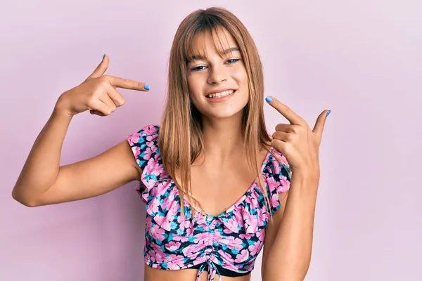 Teenager Kaukasischen Mädchen Lässiger Kleidung Lächelt Fröhlich Und Zeigt Mit — Stockfoto