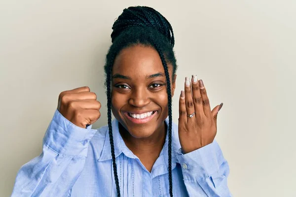 Afroamerikanerin Mit Geflochtenem Haar Trägt Verlobungsring Und Schreit Stolz Feiert — Stockfoto