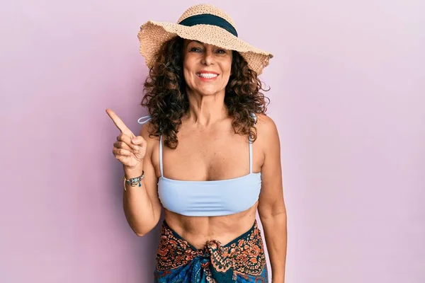 Middle Age Hispanic Woman Wearing Bikini Summer Hat Smiling Happy — ストック写真