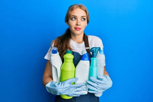 Beautiful Blonde Caucasian Woman Wearing Cleaner Apron Holding Cleaning Products — Stock Photo, Image