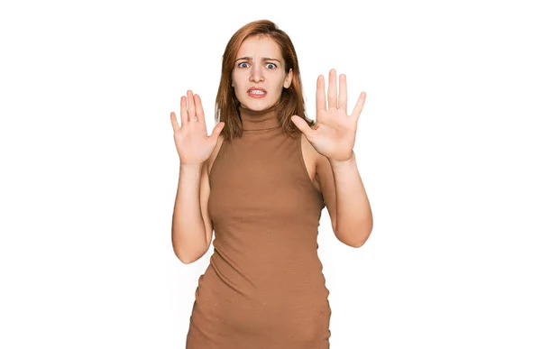 Młoda Biała Kobieta Luźnych Ubraniach Przerażona Przerażona Strachem Zatrzymuje Gesty — Zdjęcie stockowe