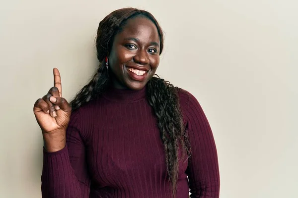 Mujer Joven Africana Vistiendo Ropa Casual Sonriendo Con Una Idea —  Fotos de Stock