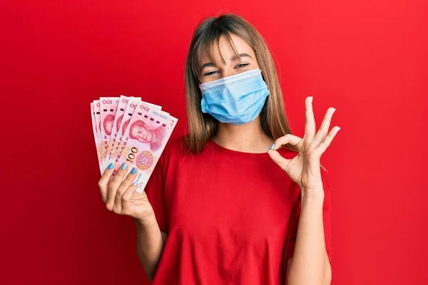 Adolescente Caucasiano Menina Vestindo Máscara Médica Segurando 100 Yuan Notas — Fotografia de Stock