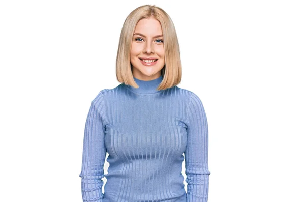 Ung Blond Kvinna Bär Casual Kläder Ser Positiv Och Glad — Stockfoto