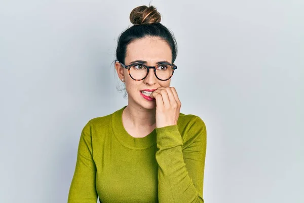 Junge Hispanische Mädchen Lässiger Kleidung Und Brille Sehen Gestresst Und — Stockfoto