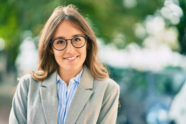 Jonge Spaanse Zakenvrouw Glimlachend Blij Staande Stad — Stockfoto