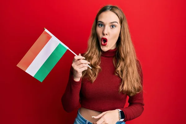 Jonge Blonde Vrouw Met Hongerige Vlag Bang Verbaasd Met Open — Stockfoto