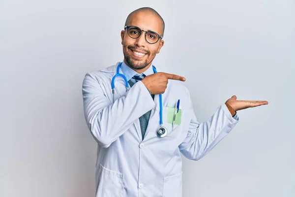 Hombre Adulto Hispano Con Uniforme Médico Estetoscopio Asombrado Sonriendo Cámara — Foto de Stock