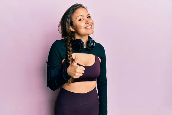 Joven Chica Hispana Que Usa Ropa Deportiva Auriculares Haciendo Gesto —  Fotos de Stock