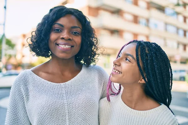 Hermosa Madre Afroamericana Hija Sonriendo Feliz Abrazando Pie Con Sonrisa —  Fotos de Stock