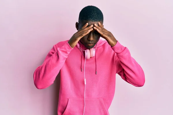 Hombre Afroamericano Joven Usando Ropa Gimnasia Usando Auriculares Con Mano —  Fotos de Stock