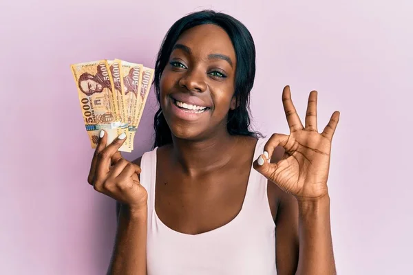 Joven Mujer Afroamericana Sosteniendo Los Billetes Forinto Húngaros Haciendo Señal — Foto de Stock