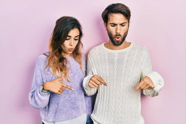 Junges Hispanisches Paar Lässiger Kleidung Mit Nach Unten Zeigenden Fingern — Stockfoto