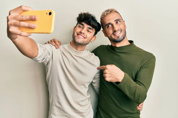 Ομοφυλόφιλο Γκέι Ζευγάρι Στέκεται Μαζί Τραβώντας Μια Φωτογραφία Selfie Smartphone — Φωτογραφία Αρχείου