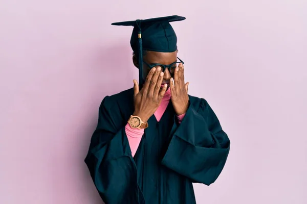 Młoda Afroamerykanka Czapce Dyplomowej Szlafroku Pocierające Oczy Zmęczenie Ból Głowy — Zdjęcie stockowe