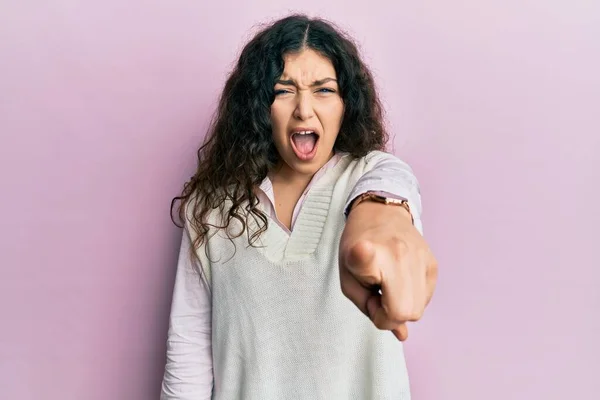 Jonge Brunette Vrouw Met Krullend Haar Dragen Casual Kleding Wijzend — Stockfoto