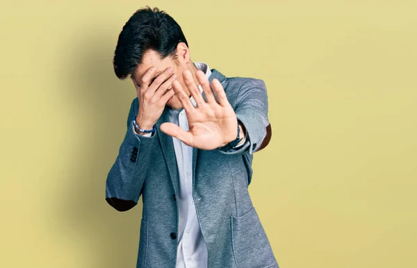 Giovane Uomo Ispanico Indossa Abiti Lavoro Che Coprono Gli Occhi — Foto Stock