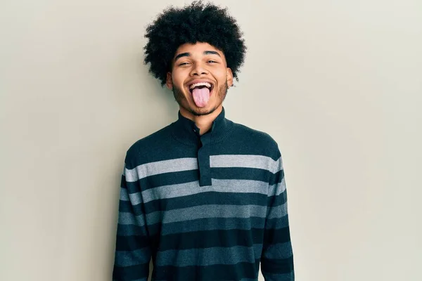 Jovem Americano Africano Com Cabelo Afro Vestindo Roupas Casuais Colando — Fotografia de Stock