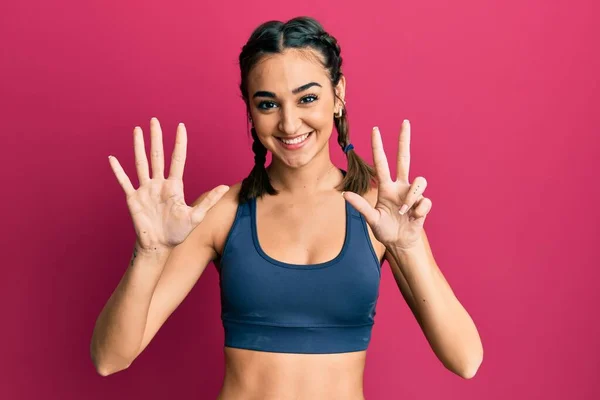 Jong Brunette Meisje Dragen Sportswear Vlechten Tonen Wijzen Met Vingers — Stockfoto