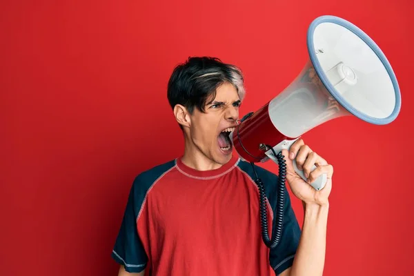 Jovem Gritando Com Raiva Energia Através Megafone — Fotografia de Stock