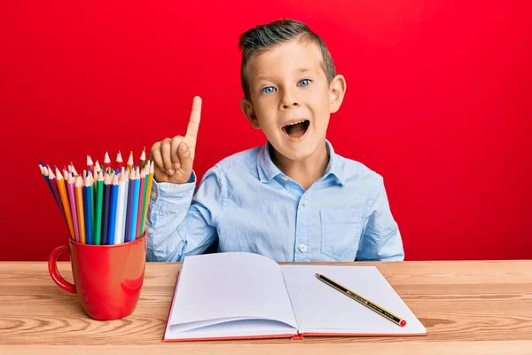 Adorable Enfant Caucasien Qui Écrit Livre Assis Sur Table Souriant — Photo