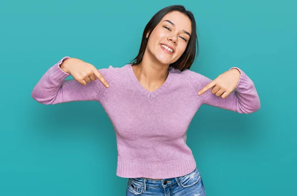 Junges Hispanisches Mädchen Lässiger Kleidung Sieht Selbstbewusst Aus Mit Einem — Stockfoto