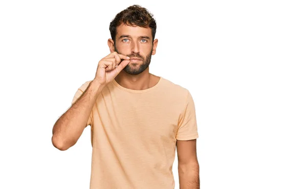 Joven Guapo Con Barba Llevando Camiseta Casual Boca Labios Cerrados — Foto de Stock