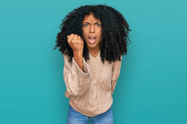 身穿休闲装的年轻的非洲裔美国女孩怒气冲冲地举起拳头 怒气冲冲地大叫着 愤怒和好斗的概念 — 图库照片