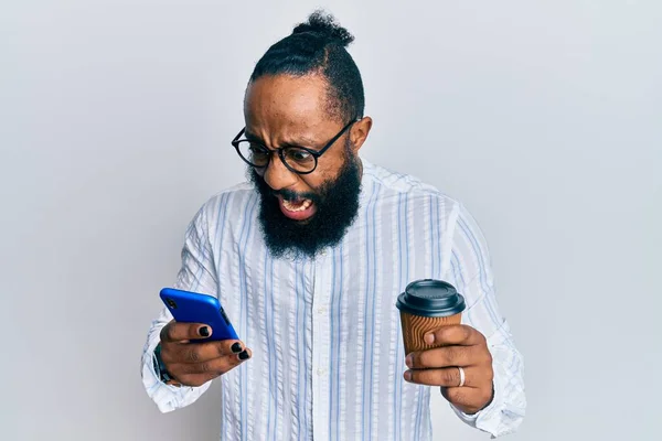 Jonge Afro Amerikaanse Man Met Smartphone Het Drinken Van Een — Stockfoto