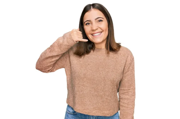 Jonge Mooie Vrouw Draagt Casual Kleding Glimlachend Doen Telefoon Gebaar — Stockfoto