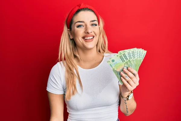 Mladá Běloška Drží 1000 Chilských Pesos Vypadá Pozitivně Šťastně Stojící — Stock fotografie