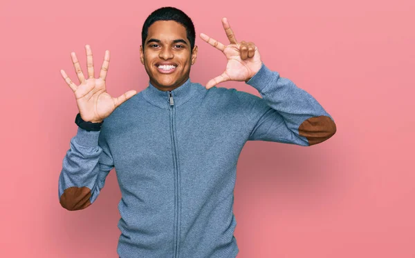 Junger Hübscher Hispanischer Mann Lässigem Sweatshirt Der Mit Finger Nummer — Stockfoto