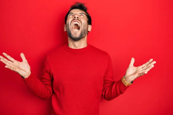 Przystojny Facet Brodą Czerwonym Swetrze Szalony Wściekły Krzyczący Agresywnym Wyrazem — Zdjęcie stockowe