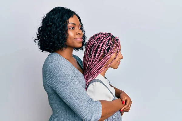 Mooie Afrikaanse Amerikaanse Moeder Dochter Dragen Casual Kleding Knuffelen Zoek — Stockfoto