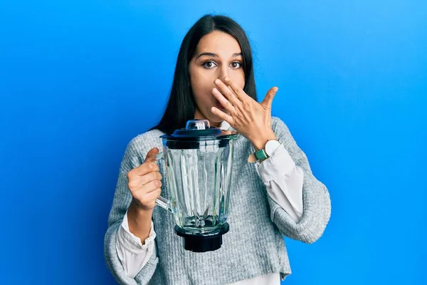 Giovane Donna Ispanica Possesso Mixer Robot Cucina Che Copre Bocca — Foto Stock