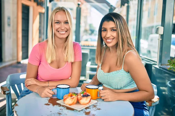 Zwei Schöne Und Junge Freundinnen Haben Zusammen Spaß Der Cafeteria — Stockfoto