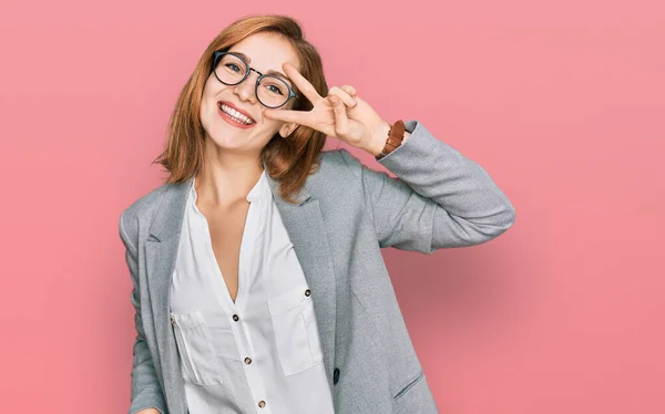 Junge Kaukasische Frau Mit Businessstil Und Brille Die Friedenssymbol Mit — Stockfoto