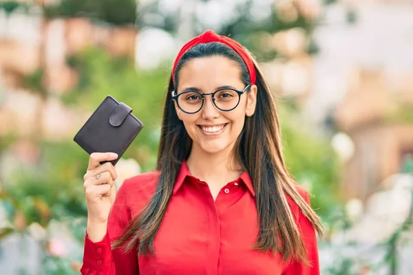 Joven Mujer Hispana Sonriendo Feliz Sosteniendo Billetera Cuero Ciudad —  Fotos de Stock