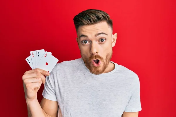 Jovem Ruivo Segurando Cartas Poker Ace Assustado Surpreso Com Boca — Fotografia de Stock