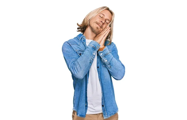 Blanke Man Met Blond Lang Haar Draagt Casual Spijkerjasje Slapend — Stockfoto